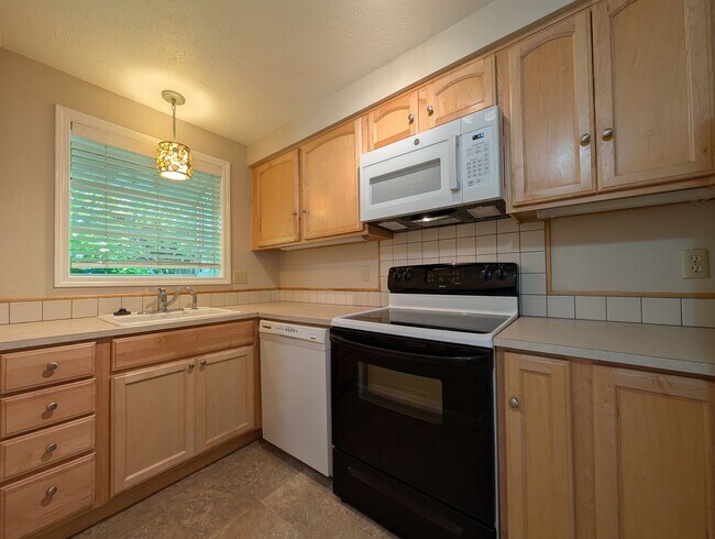 Building Photo - Nice 2 bed/1.5 bath condo in West Eugene