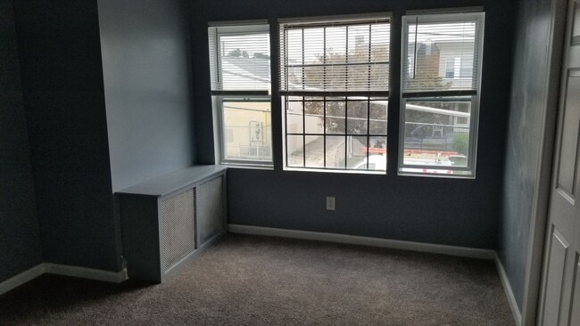Building Photo - Gorgeous Home - Holmesburg