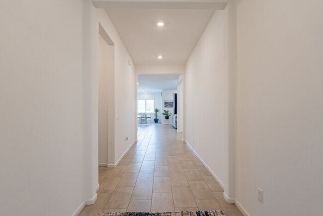 Building Photo - Bright & Spacious 4-Bed Home with 3-Car Ga...
