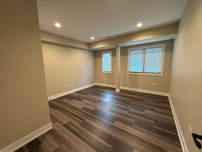 Building Photo - 400 E Hillcrest Dr