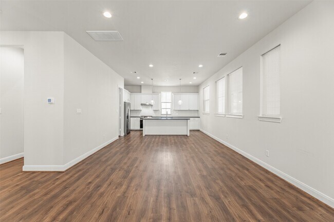 Building Photo - 2718 Grand Fountains Dr