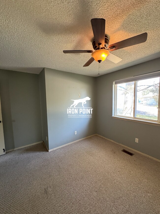 Building Photo - SW Boise home w/attached garage, large fen...