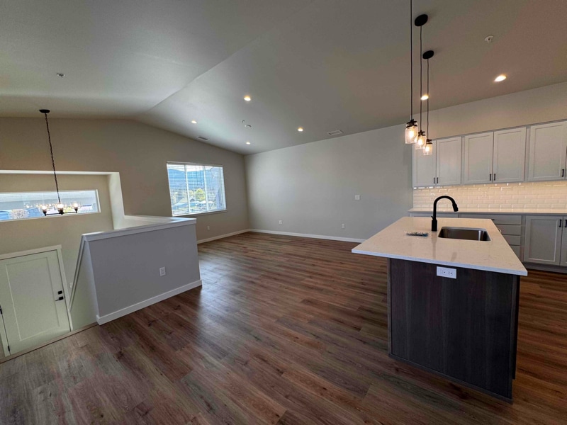 Building Photo - 966 E RR Ave