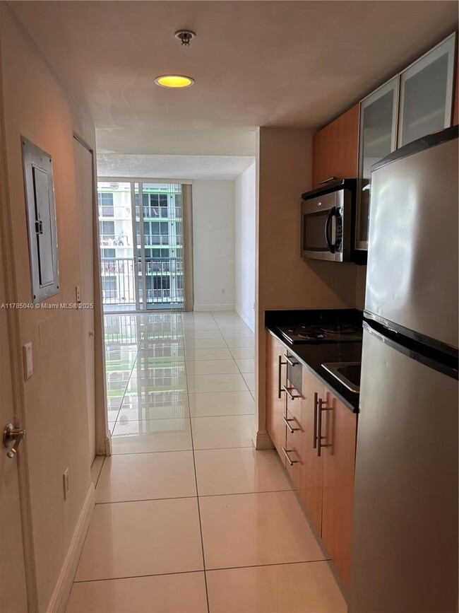 Primary Photo - 1750 N Bayshore Dr