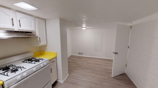 Building Photo - Charming Apartment Near Wash Park