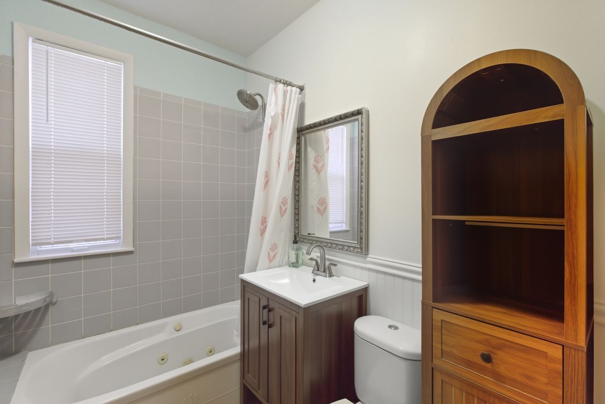 Building Photo - 5434 W Wrightwood Ave