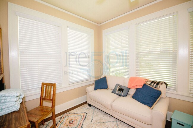 Building Photo - Yellow Bungalow in Hillcrest
