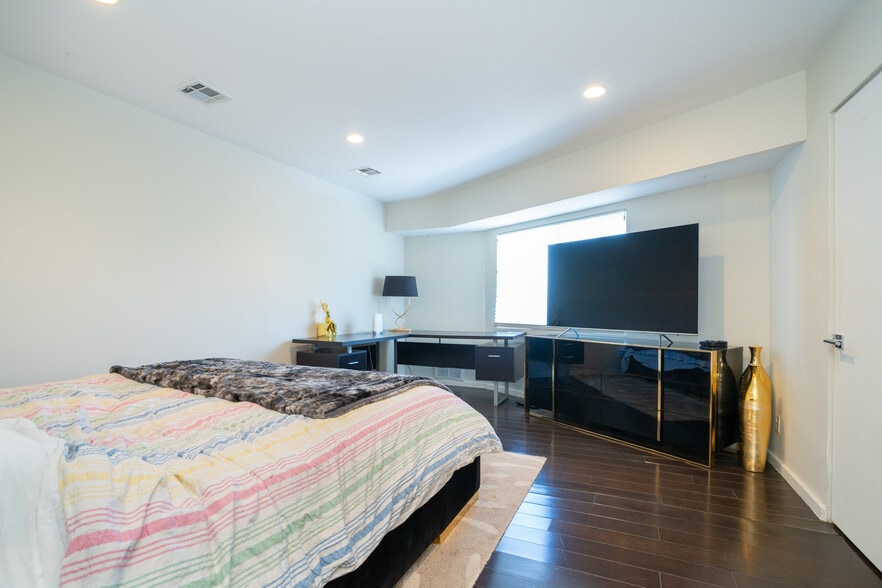 Building Photo - 3865 Buena Park Dr