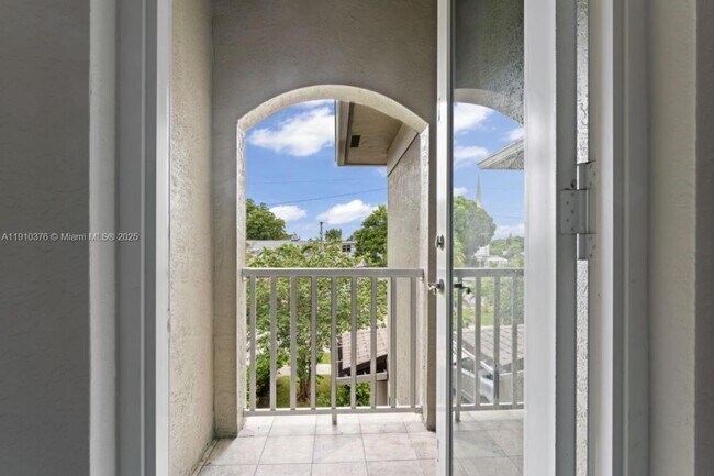 Building Photo - 1110 NE 1st Ave