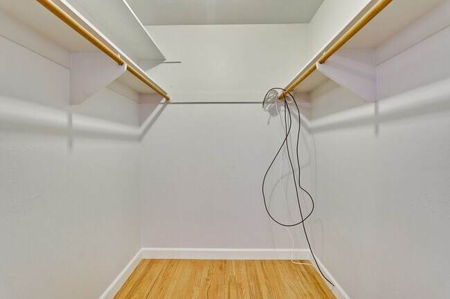 Building Photo - Excellent 3 Bedroom 2 Bath In A Great Neig...