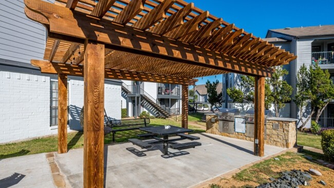 Building Photo - 6000 Oakmont Trail