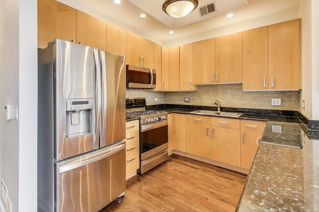 Building Photo - 816 W Hubbard St