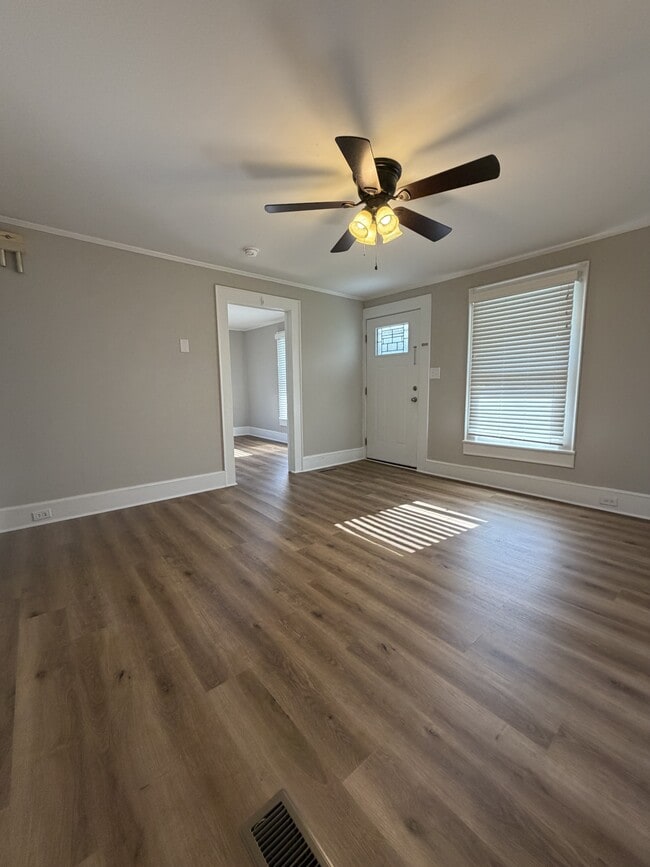 Building Photo - 140 Dillon St