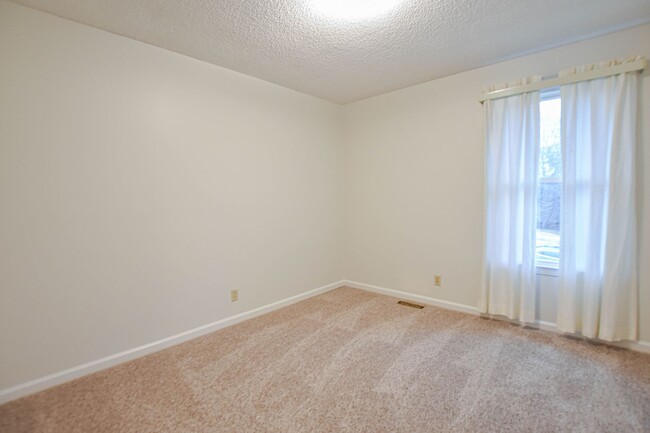 Building Photo - Pet Friendly Three Bedroom!