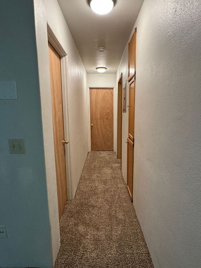 Building Photo - APPLY NOW, AND GET A $300 DISCOUNT ON YOUR...