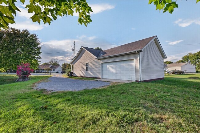 Building Photo - 2109 Dothan Dr