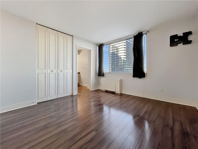 Building Photo - 2 Bedroom / 1.5 Bath Unit in Metropolitan ...