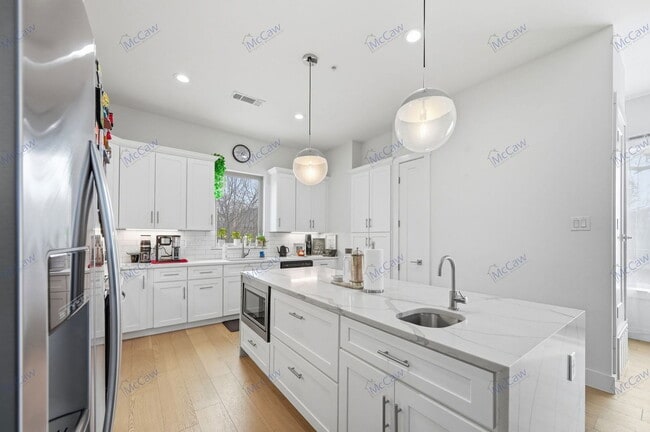 Building Photo - 2620 Valley View Ln