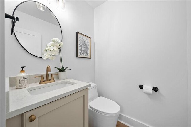 Building Photo - Fully renovated gem close to everything Pittsburgh offers!