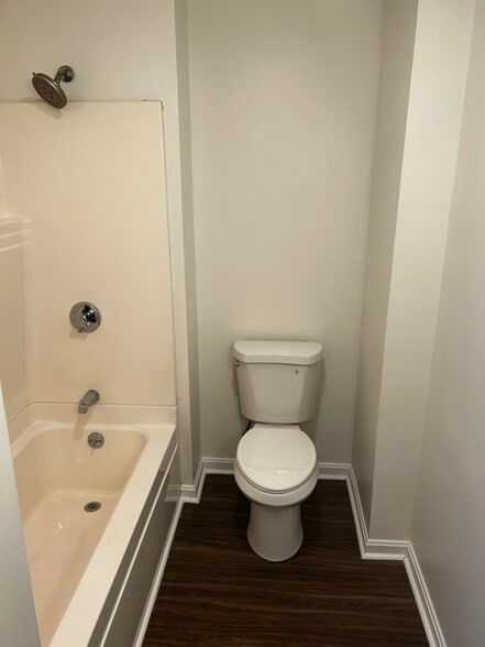 Building Photo - 533 Middle St