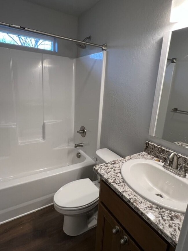 Building Photo - 2 BEDROOM/ 2 LEVELS TOWNHOME (Down the hill in front of Taco Bell in Phoenix Oregon)