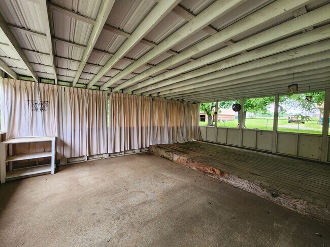 Building Photo - Remodeled home just two minutes from Spring Hill's Main Street!