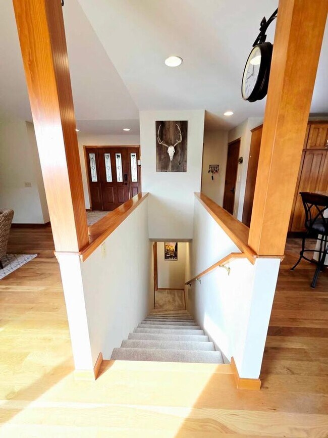 Building Photo - Gorgeous 4 Bed, 3 Bath Home w/ STUNNING RIVER FRONT VIEWS!!