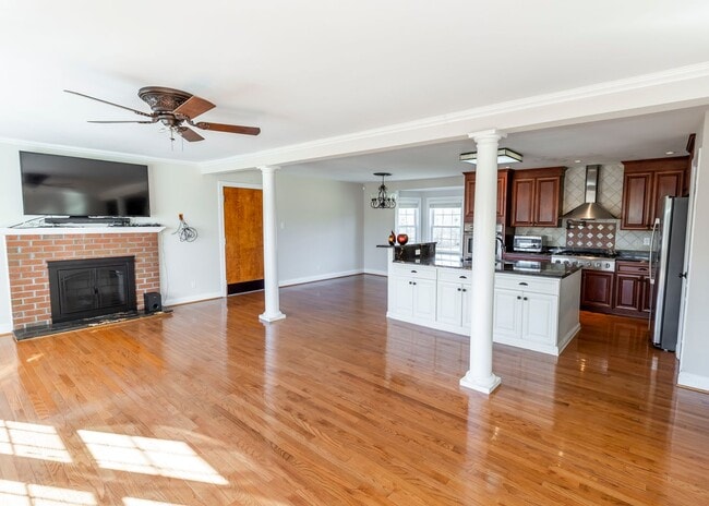 Building Photo - 5 bedroom home