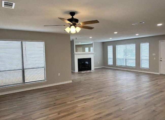 Building Photo - "Charming 2-Bed Oasis with Granite Touches & Cozy Fireplace in Fort Walton Beach!"