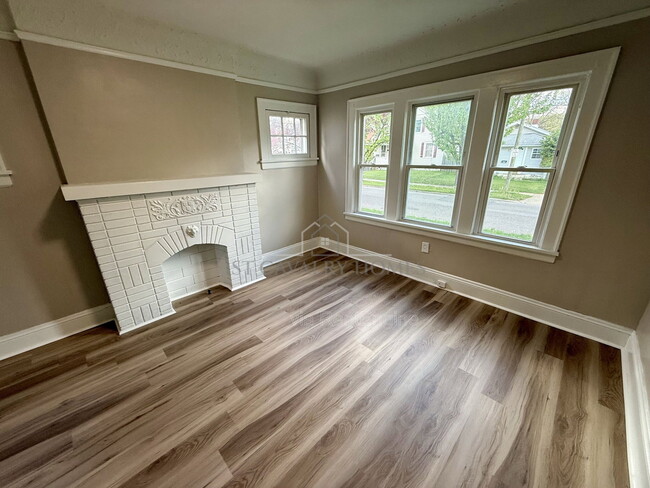 Building Photo - 656 Hammel St