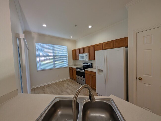 Building Photo - 4004 Crabtree Ave