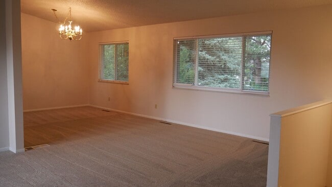 Building Photo - Single Family 3 Bed, 2 Bath w/ Big Backyar...