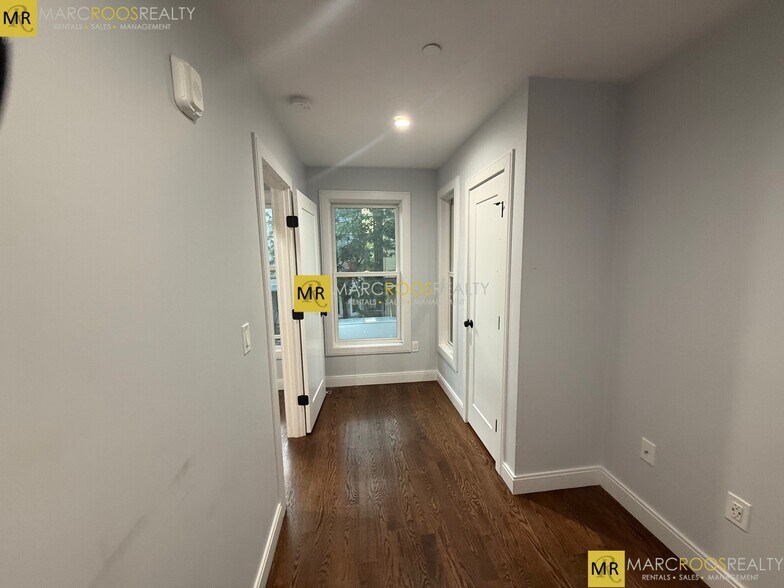 Building Photo - 174 Paris St