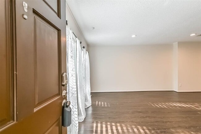 Building Photo - 496 N Post Oak Ln