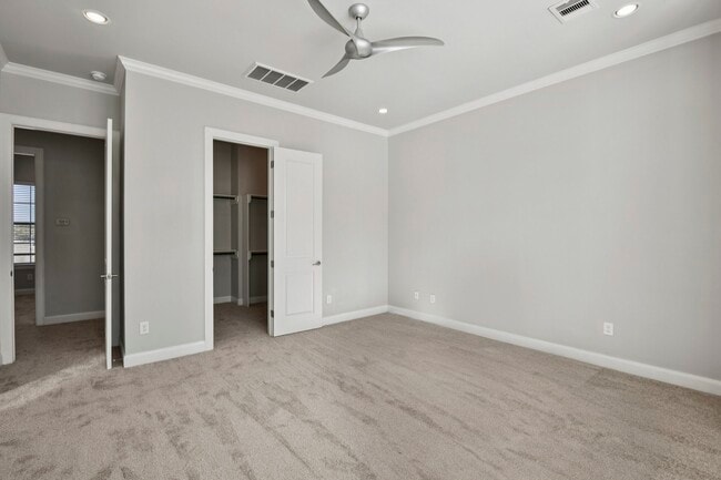 Building Photo - 1040 W 26th St