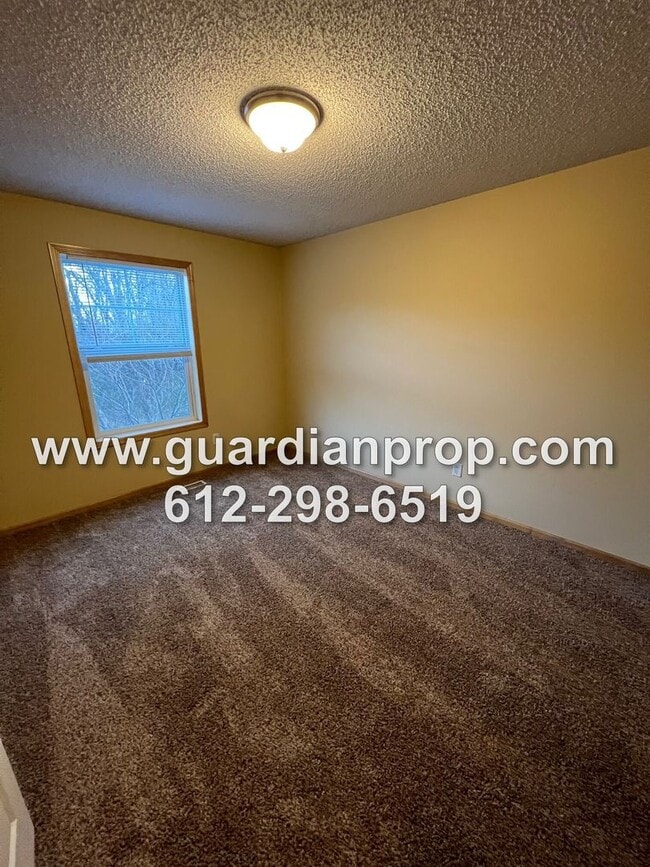 Building Photo - Huge End Unit Townhouse Available Now, Open Floor Plan, Loft Area, 2 Car Garage