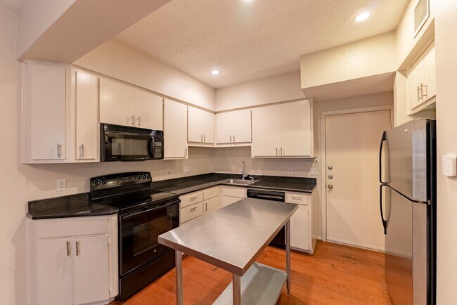 Building Photo - Adorable Studio with Garage nearby UT!!!