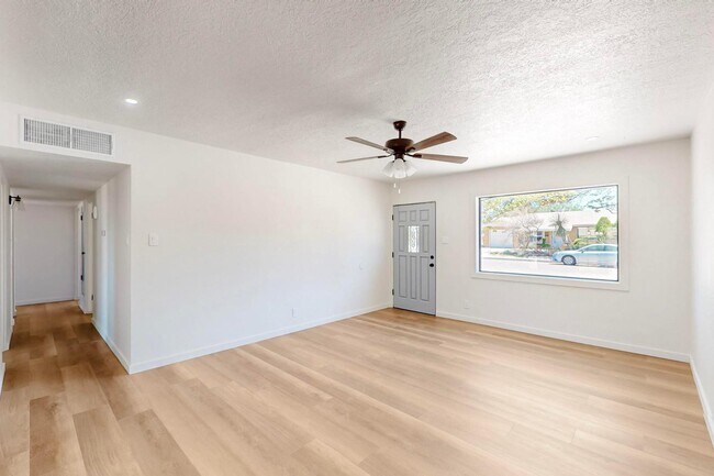 Building Photo - 2227 Inez Dr NE
