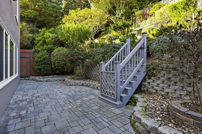 Building Photo - Spacious Three Bedroom Home in Forest Knol...