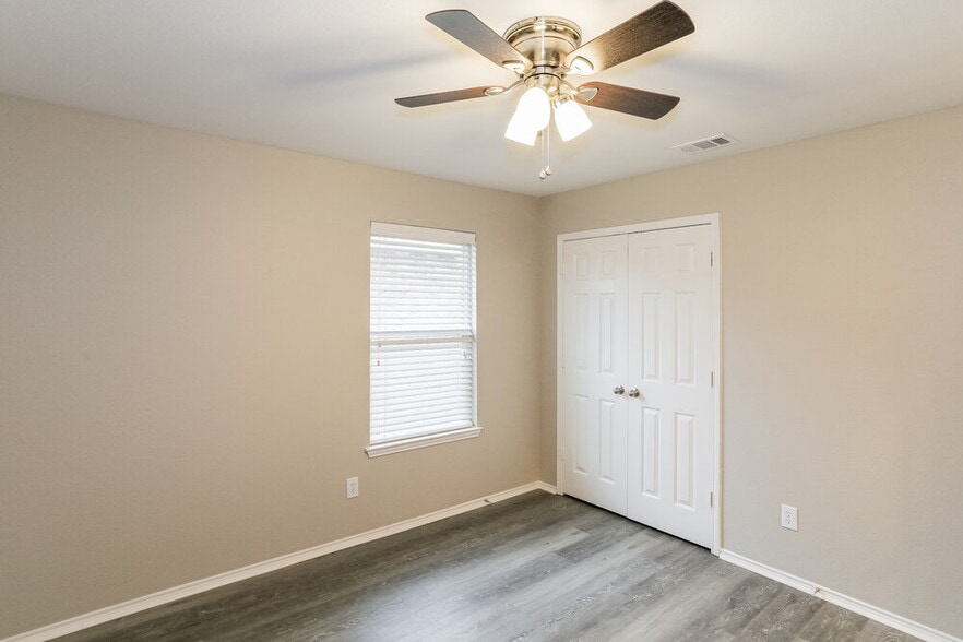 Building Photo - 516 Silver Leaf Dr