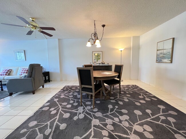 Building Photo - 2 Bed 2 Bath Condo Just Steps From The Oce...