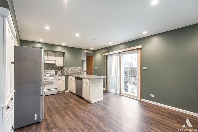 Building Photo - Beautiful Townhouse In Naperville