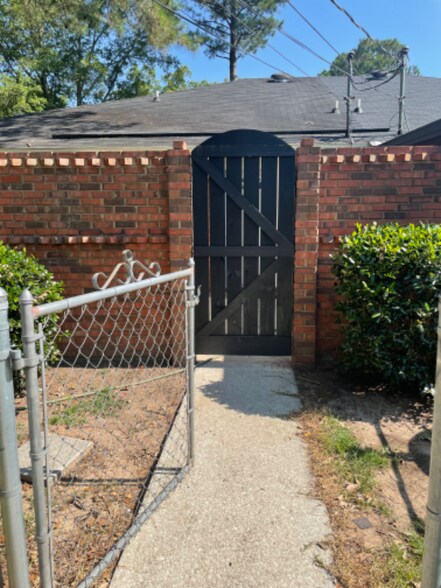 Building Photo - 1931 Stuart Ave