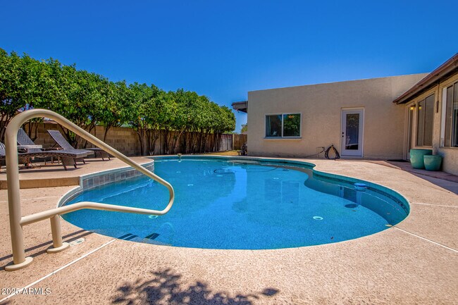 Building Photo - 2118 E Pebble Beach Dr