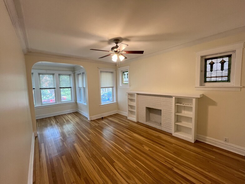 Living Room/Sunroom - 4850 N Rockwell St