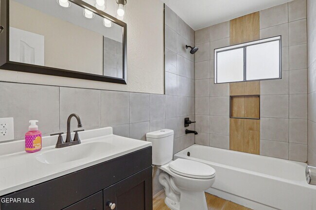 Building Photo - 2624 Lake Victoria Dr