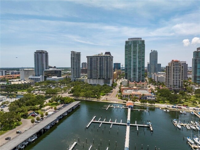 Building Photo - 1 Beach Dr SE