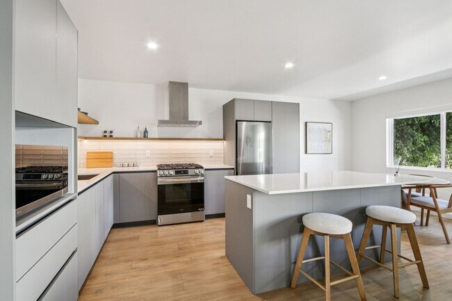 Building Photo - 1422 Tamarind Ave