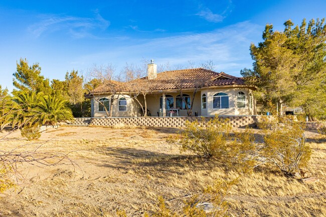 Building Photo - Beautiful 4 bed, 2.5 bath ACREAGE home AVA...