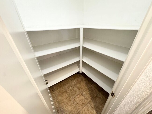 Building Photo - Spacious 5 bedroom home